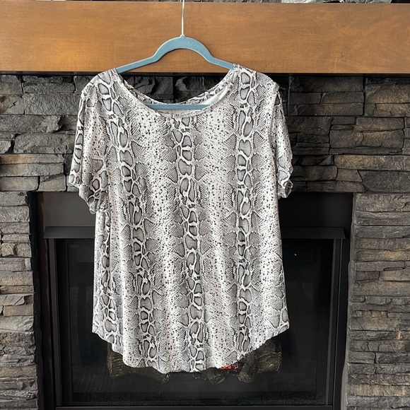 Black and white snake skin Tee ‎ On 2 for $20 - anything $15 is 2 for$20 - Picture 2 of 3